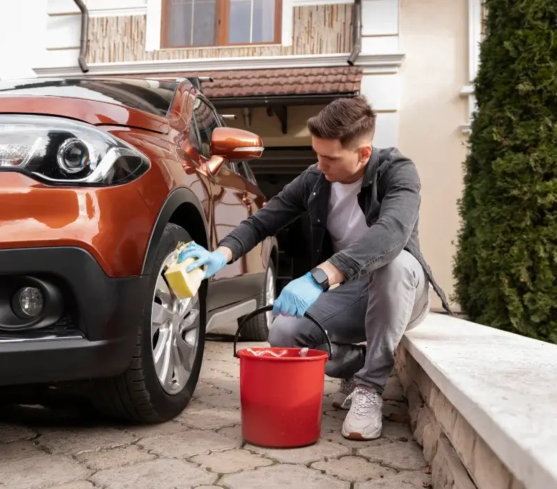 Lavage auto à domicile Magny-en-Vexin : professionnel intervenant sur un véhicule